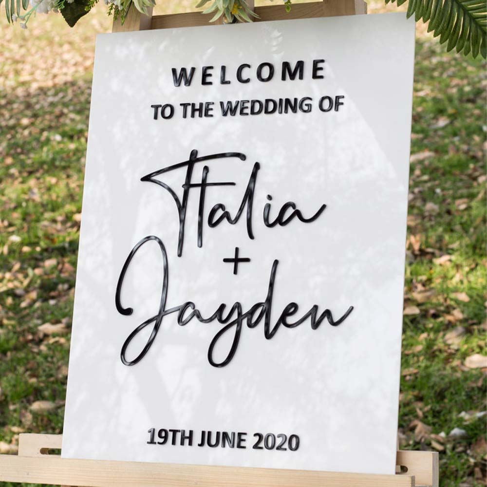 Enseigne rectangulaire acrylique mariage personnalisé en acrylique blanc avec 3D letter en différentes couleurs au Maroc.