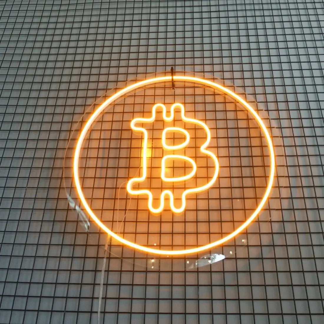 Ajoutez un éclairage exceptionnel à votre intérieur avec notre enseigne néon personnalisée "Bitcoin Logo Enseigne Néon" d'OPLA DESIGN. Utilisant des LED de qualité supérieure, notre enseigne néon donne une touche unique et moderne à votre décoration intérieure. Parfait pour une utilisation dans les magasins, les bureaux, les maisons et les événements spéciaux. Personnalisez-le pour qu'il convienne à votre style. Disponible pour la livraison au Maroc.