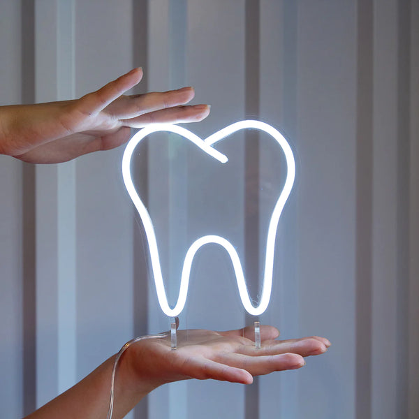 La Dentiste enseigne au Néon personnalisée est la solution d'éclairage idéale pour votre clinique. Avec son éclairage au néon LED, elle offre un éclairage d'ambiance et d'accentuation à votre clinique, tout en attirant l'attention de vos clients. Personnalisée au Maroc, cette enseigne lumineuse LED est un ajout idéal pour les cliniques et les cabinets dentaires.