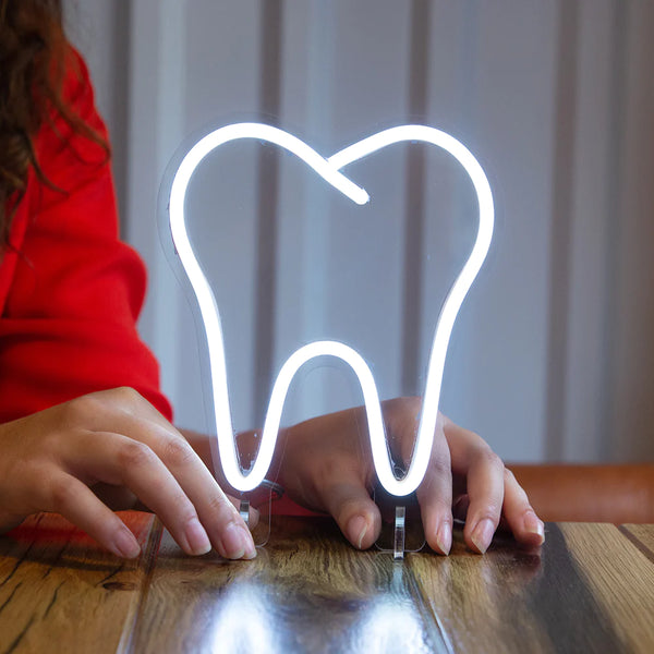 La Dentiste enseigne au Néon personnalisée est la solution d'éclairage idéale pour votre clinique. Avec son éclairage au néon LED, elle offre un éclairage d'ambiance et d'accentuation à votre clinique, tout en attirant l'attention de vos clients. Personnalisée au Maroc, cette enseigne lumineuse LED est un ajout idéal pour les cliniques et les cabinets dentaires.