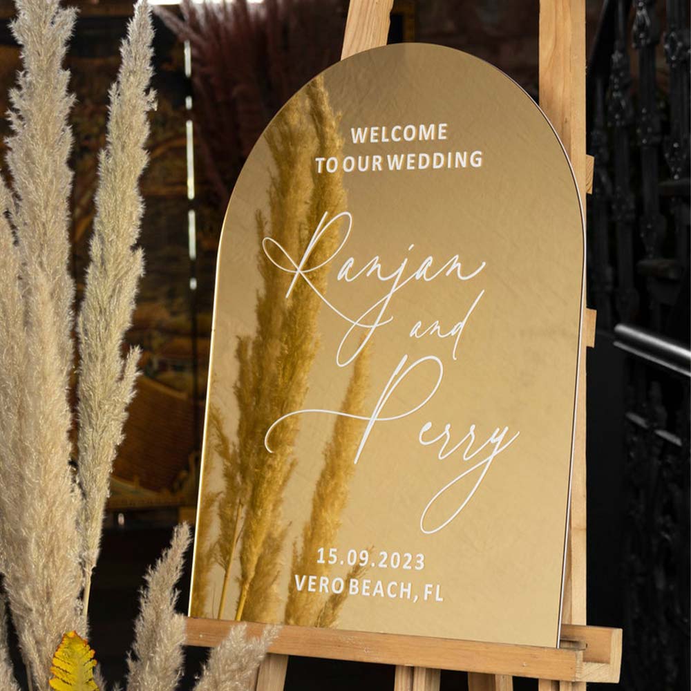 Personalized wedding acrylic sign in mirrored gold acrylic with 3D letter in different colors in Morocco 