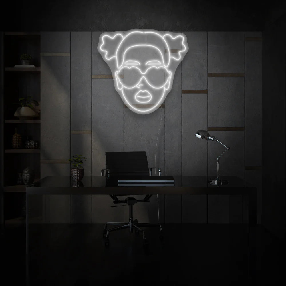 Enseigne au néon fille avec des lunettes de cœur de OPLA DESIGN est une façon personnalisée et élégante d'ajouter une touche de décoration néon LED à n'importe quel espace au Maroc. Parfaite pour l'éclairage d'ambiance, l'éclairage d'accentuation, et même pour une enseigne lumineuse personnalisée pour les commerces, cette enseigne néon LED est également adaptée pour l'éclairage intérieur et extérieur de maisons, hôtels, restaurants et vitrines.