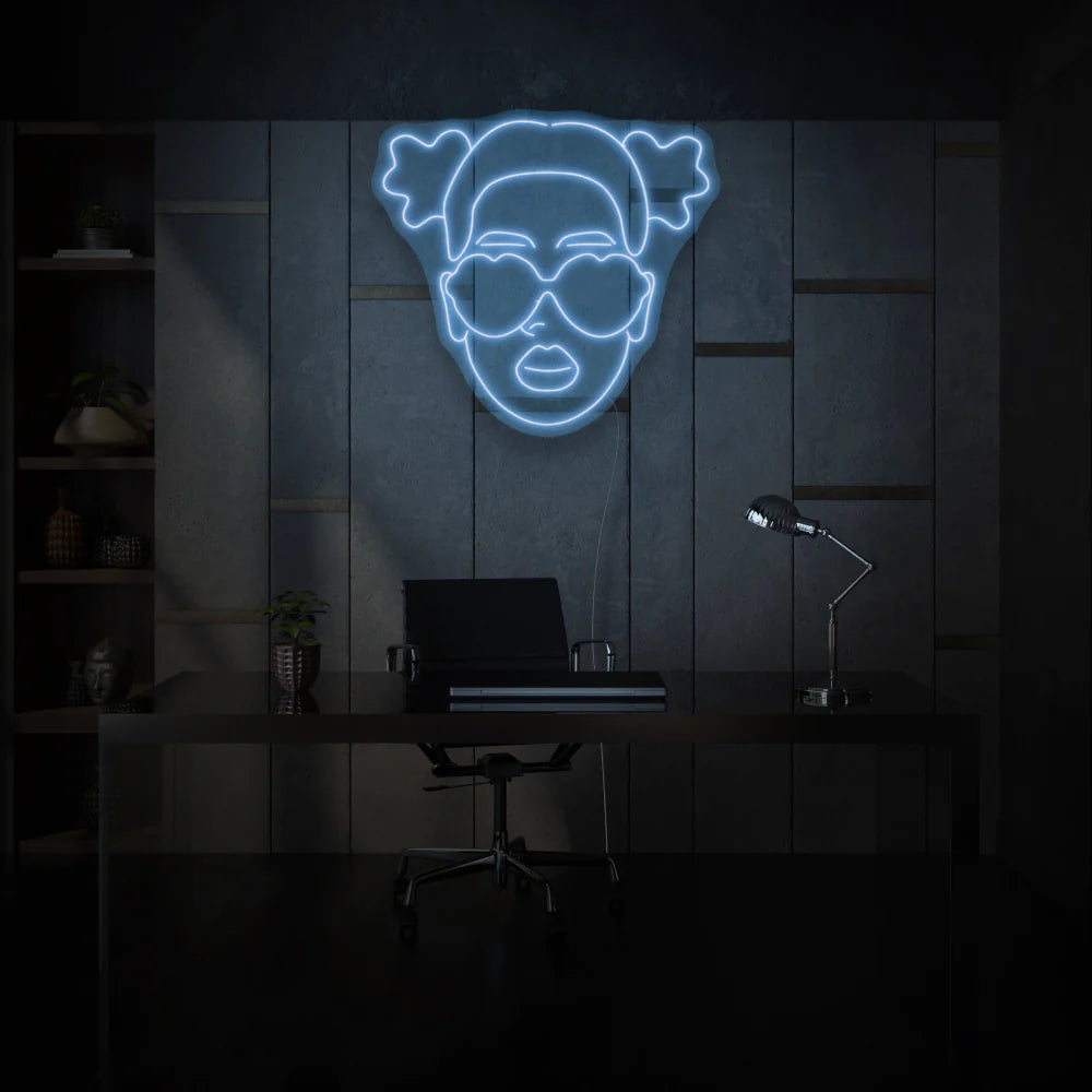 Enseigne au néon fille avec des lunettes de cœur de OPLA DESIGN est une façon personnalisée et élégante d'ajouter une touche de décoration néon LED à n'importe quel espace au Maroc. Parfaite pour l'éclairage d'ambiance, l'éclairage d'accentuation, et même pour une enseigne lumineuse personnalisée pour les commerces, cette enseigne néon LED est également adaptée pour l'éclairage intérieur et extérieur de maisons, hôtels, restaurants et vitrines.