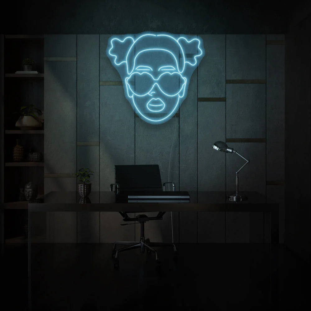 Enseigne au néon fille avec des lunettes de cœur de OPLA DESIGN est une façon personnalisée et élégante d'ajouter une touche de décoration néon LED à n'importe quel espace au Maroc. Parfaite pour l'éclairage d'ambiance, l'éclairage d'accentuation, et même pour une enseigne lumineuse personnalisée pour les commerces, cette enseigne néon LED est également adaptée pour l'éclairage intérieur et extérieur de maisons, hôtels, restaurants et vitrines.