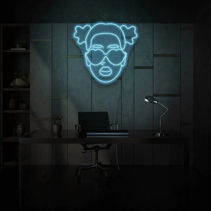 Enseigne au néon fille avec des lunettes de cœur de OPLA DESIGN est une façon personnalisée et élégante d'ajouter une touche de décoration néon LED à n'importe quel espace au Maroc. Parfaite pour l'éclairage d'ambiance, l'éclairage d'accentuation, et même pour une enseigne lumineuse personnalisée pour les commerces, cette enseigne néon LED est également adaptée pour l'éclairage intérieur et extérieur de maisons, hôtels, restaurants et vitrines.