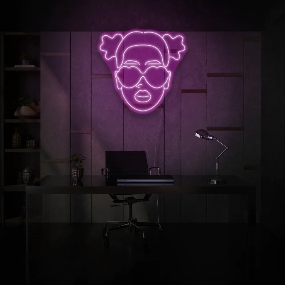 Enseigne au néon fille avec des lunettes de cœur de OPLA DESIGN est une façon personnalisée et élégante d'ajouter une touche de décoration néon LED à n'importe quel espace au Maroc. Parfaite pour l'éclairage d'ambiance, l'éclairage d'accentuation, et même pour une enseigne lumineuse personnalisée pour les commerces, cette enseigne néon LED est également adaptée pour l'éclairage intérieur et extérieur de maisons, hôtels, restaurants et vitrines.