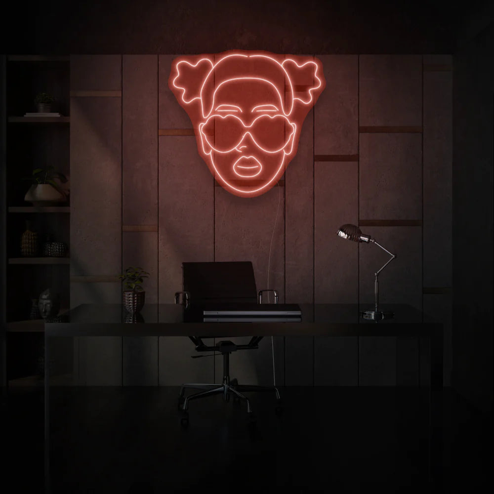 Enseigne au néon fille avec des lunettes de cœur de OPLA DESIGN est une façon personnalisée et élégante d'ajouter une touche de décoration néon LED à n'importe quel espace au Maroc. Parfaite pour l'éclairage d'ambiance, l'éclairage d'accentuation, et même pour une enseigne lumineuse personnalisée pour les commerces, cette enseigne néon LED est également adaptée pour l'éclairage intérieur et extérieur de maisons, hôtels, restaurants et vitrines.