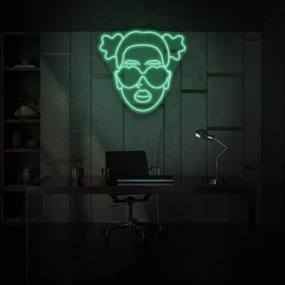 Enseigne au néon fille avec des lunettes de cœur de OPLA DESIGN est une façon personnalisée et élégante d'ajouter une touche de décoration néon LED à n'importe quel espace au Maroc. Parfaite pour l'éclairage d'ambiance, l'éclairage d'accentuation, et même pour une enseigne lumineuse personnalisée pour les commerces, cette enseigne néon LED est également adaptée pour l'éclairage intérieur et extérieur de maisons, hôtels, restaurants et vitrines.