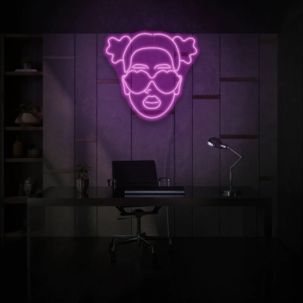 Enseigne au néon fille avec des lunettes de cœur de OPLA DESIGN est une façon personnalisée et élégante d'ajouter une touche de décoration néon LED à n'importe quel espace au Maroc. Parfaite pour l'éclairage d'ambiance, l'éclairage d'accentuation, et même pour une enseigne lumineuse personnalisée pour les commerces, cette enseigne néon LED est également adaptée pour l'éclairage intérieur et extérieur de maisons, hôtels, restaurants et vitrines.