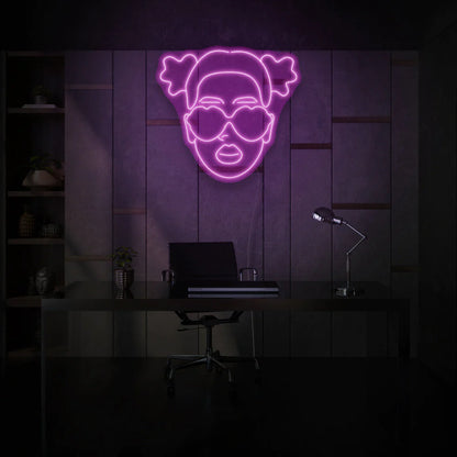 Enseigne au néon fille avec des lunettes de cœur de OPLA DESIGN est une façon personnalisée et élégante d'ajouter une touche de décoration néon LED à n'importe quel espace au Maroc. Parfaite pour l'éclairage d'ambiance, l'éclairage d'accentuation, et même pour une enseigne lumineuse personnalisée pour les commerces, cette enseigne néon LED est également adaptée pour l'éclairage intérieur et extérieur de maisons, hôtels, restaurants et vitrines.