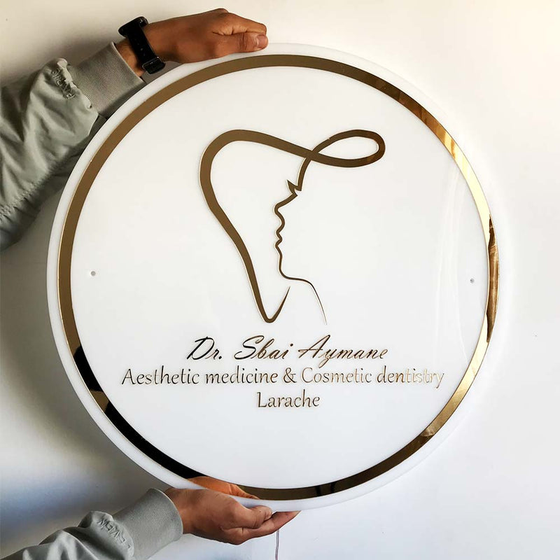 Enseigne en acrylique personnalisé blanc avec lettrage 3D doré rétroéclairé - signe acrylique au Maroc