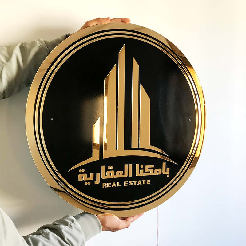 Enseigne en acrylique personnalisé noir avec lettrage 3D doré rétroéclairé - signe acrylique au Maroc