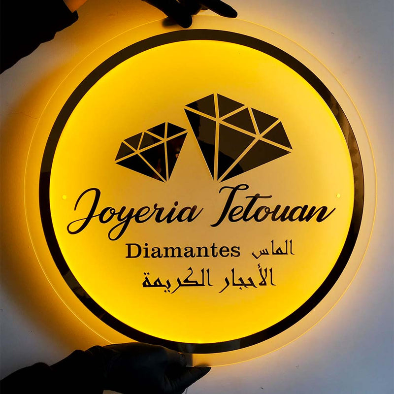 Enseigne acrylique dorée rétroéclairée personnalisée au Maroc