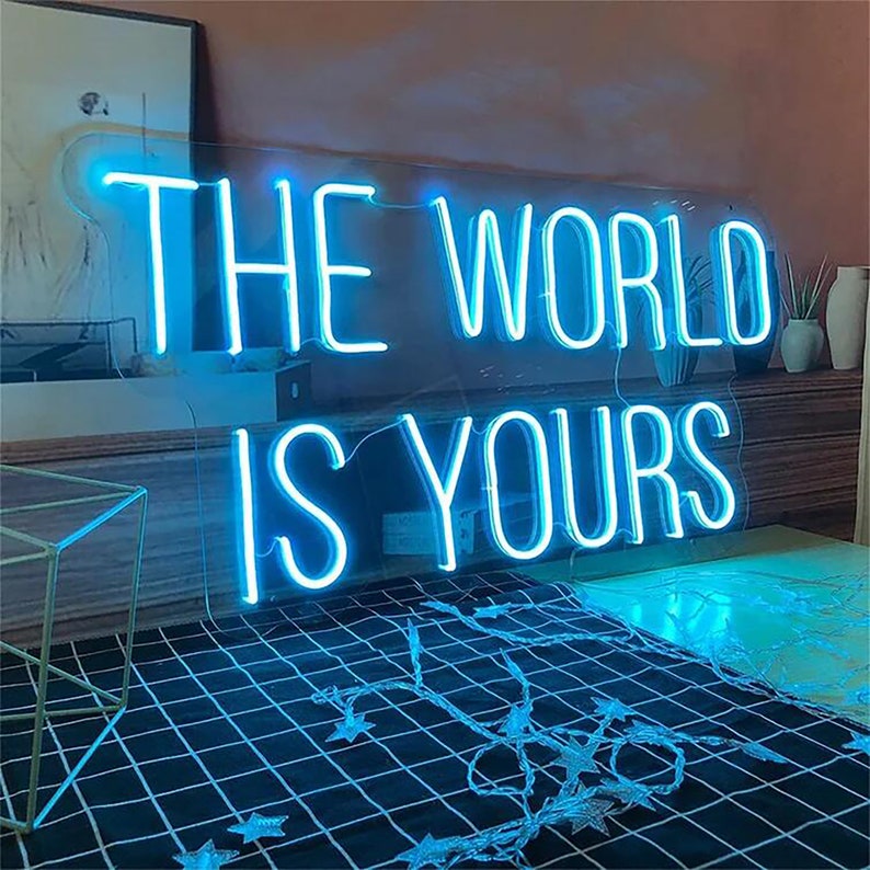 Découvrez "The World Is Yours Enseigne au néon LED" de OPLA DESIGN, Cette enseigne néon LED personnalisée offre une ambiance unique avec son éclairage lumineux intérieur/extérieur. Ajoutez une touche d'élégance à votre entreprise grâce à cette enseigne lumineuse sur mesure, abordable et de qualité professionnelle. Attirez l'attention de vos clients avec style et créez une expérience mémorable. OPLA DESIGN, spécialiste des enseignes LED au Maroc.