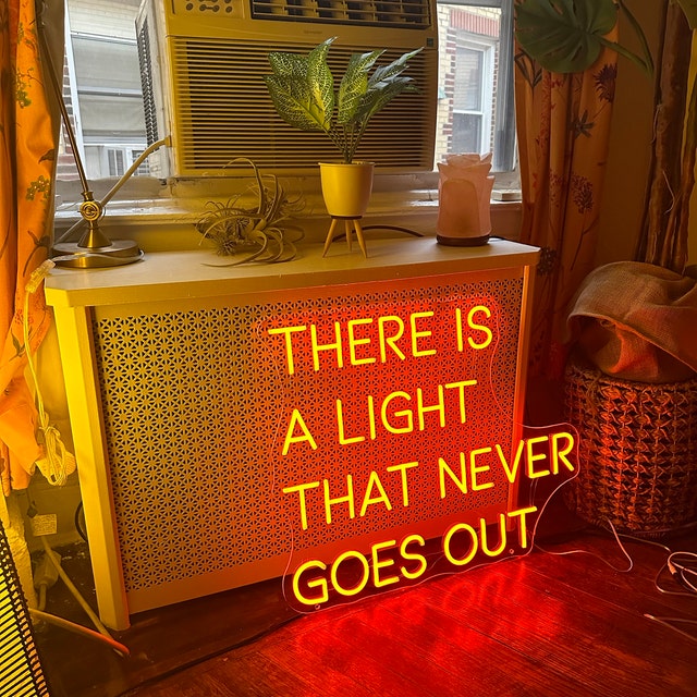 Découvrez notre enseigne néon LED personnalisée "There Is A Light That Never Goes Out", disponible au Maroc. Ajoutez une touche de décoration néon LED unique à votre espace avec notre éclairage d'ambiance. Que ce soit pour éclairer votre magasin, votre jardin ou votre vitrine, notre enseigne néon LED crée une atmosphère chaleureuse et accueillante.