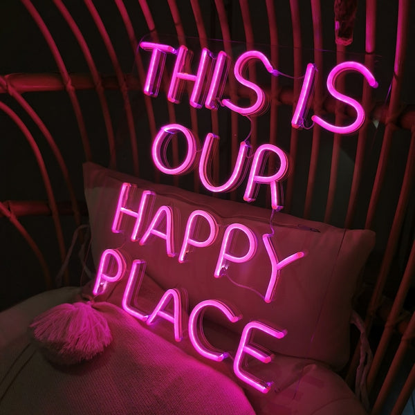 Découvrez "This is Our Happy Place", notre enseigne néon LED personnalisée au Maroc. Idéale pour une décoration néon LED tendance, cette enseigne offre un éclairage d'ambiance unique et personnalisé. Que ce soit pour éclairer votre magasin, votre jardin ou votre vitrine, notre enseigne néon LED crée une atmosphère chaleureuse et accueillante.