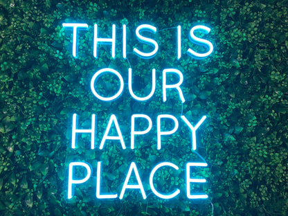 Découvrez "This is Our Happy Place", notre enseigne néon LED personnalisée au Maroc. Idéale pour une décoration néon LED tendance, cette enseigne offre un éclairage d'ambiance unique et personnalisé. Que ce soit pour éclairer votre magasin, votre jardin ou votre vitrine, notre enseigne néon LED crée une atmosphère chaleureuse et accueillante.