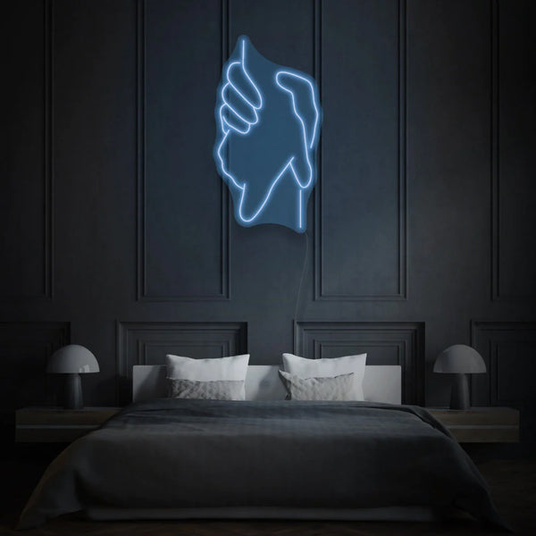 une enseigne Néon Bleu LED au design original et artistique représentant deux mains se tenant. Cette enseigne lumineuse est idéale pour une utilisation dans un contexte de décoration néon LED Maroc.