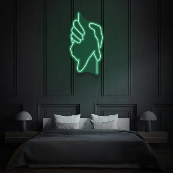 une enseigne Néon vert LED au design original et artistique représentant deux mains se tenant. Cette enseigne lumineuse est idéale pour une utilisation dans un contexte de décoration néon LED Maroc.